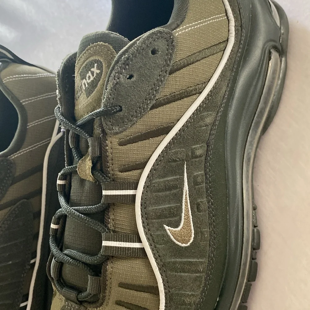 Nike AirMax 98 Sequoia/Medium Olive /Pure Platinum Colorway 640744-300 Sz 10.5